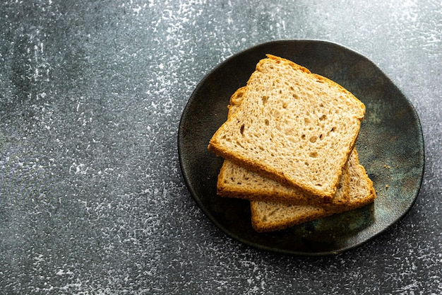 Fette di focaccia o pane integrale a fermentazione naturale in una scena per la colazione o per una pausa caffè pomeridiana con burro