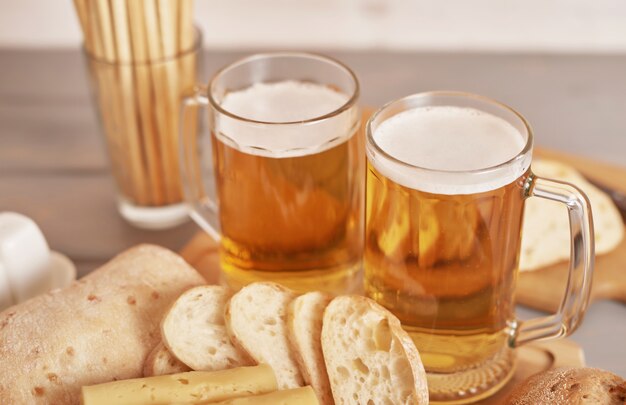 fette di formaggio con birra leggera e pane ciabatta per l'Oktoberfest