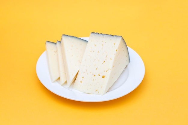 Fette di formaggio su un piccolo piatto bianco