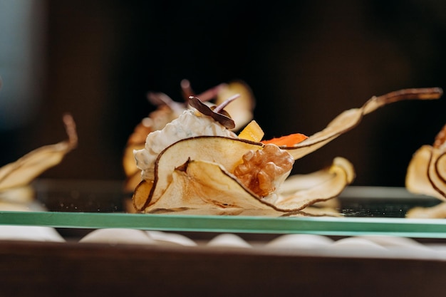 Fette di frutta secca Chips di pere con ricotta e noci dessert vegano sano senza zucchero servito per furshet nel ristorante