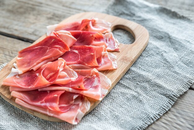 Fette di jamon sul bordo di legno