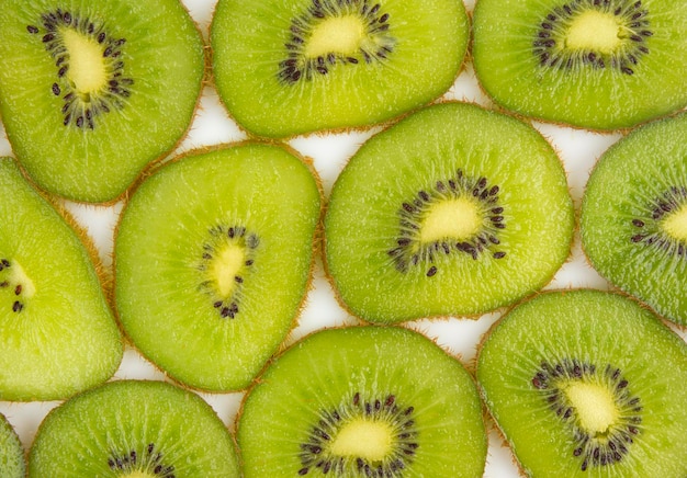 fette di kiwi a fette su uno sfondo bianco