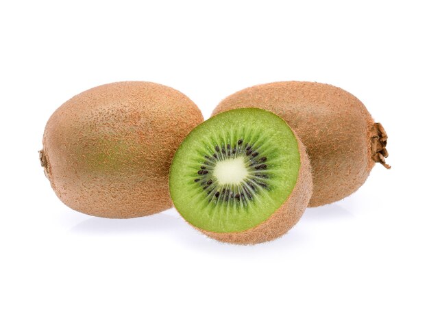 Fette di kiwi isolate su bianco.