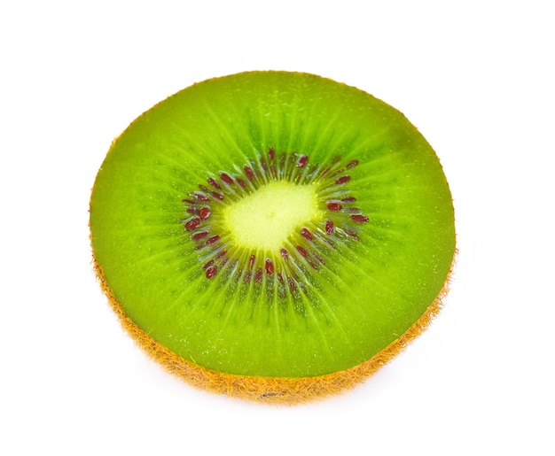 Fette di kiwi isolate su sfondo bianco