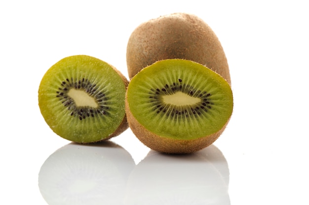 Fette di kiwi su sfondo bianco