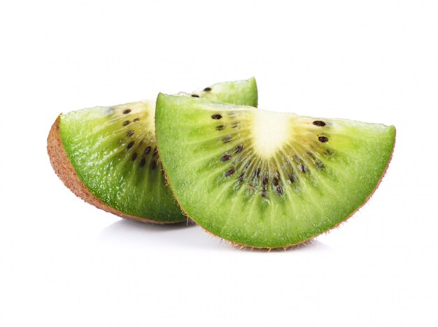 Fette di kiwi su sfondo bianco