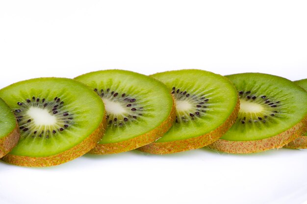 Fette di kiwi sul piatto bianco