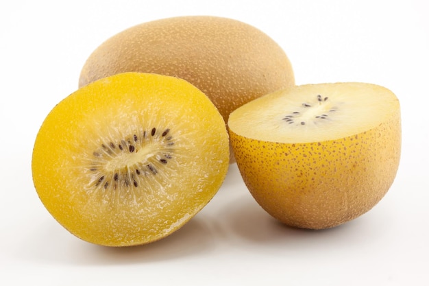 Fette di kiwi SunGold su sfondo bianco