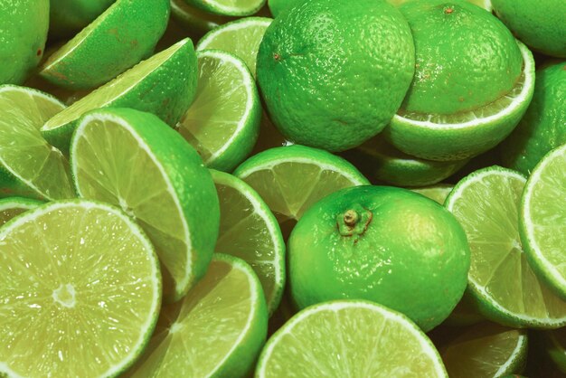 Fette di lime fresche come sfondo.