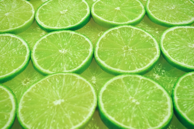 Fette di lime fresche come sfondo