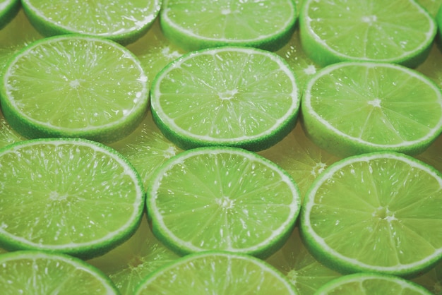 Fette di lime fresche come sfondo