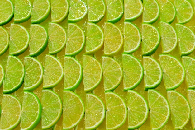 Fette di lime fresche come sfondo