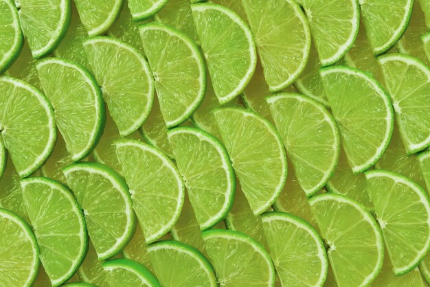 Fette di lime fresche come sfondo.