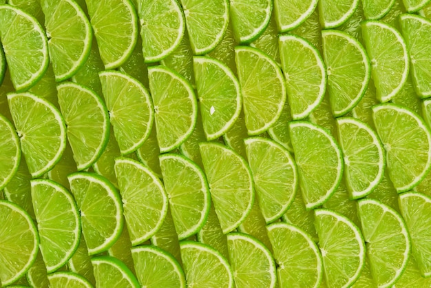 Fette di lime fresche come sfondo.