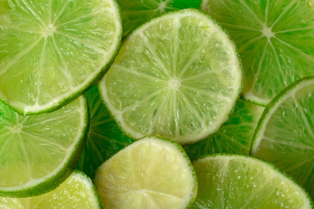 Fette di lime succosa piatto sfondo laici