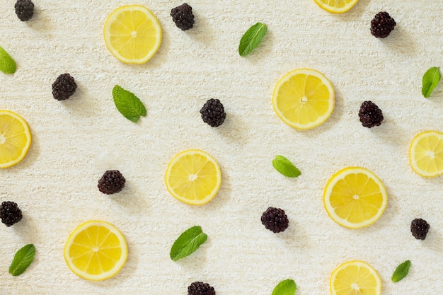 Fette di limone con more e foglie di menta