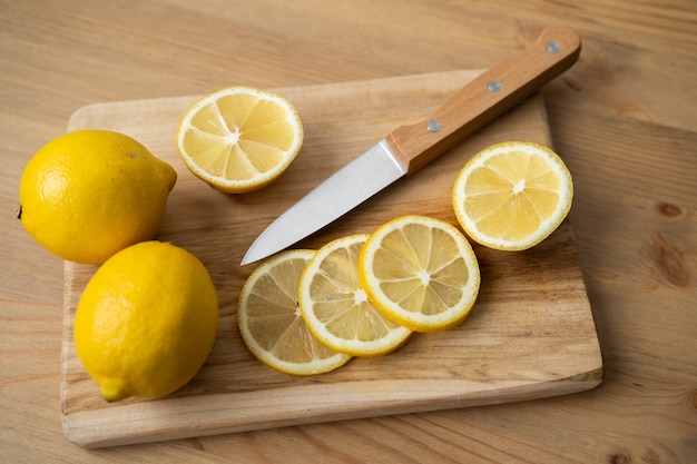 Fette di limone fatte in casa su una tavola di legno (fuoco selettivo) come colpo dettagliato del primo piano