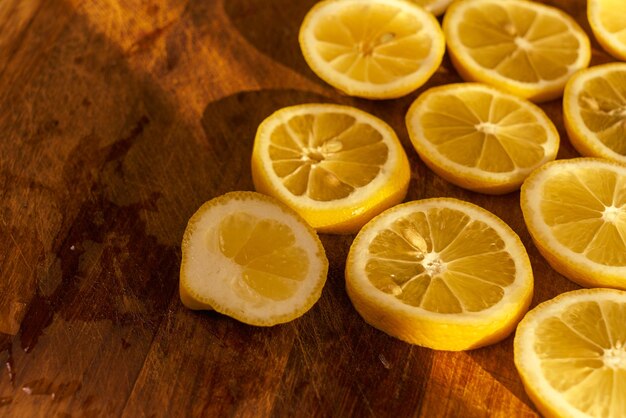 Fette di limone fresche su una superficie di legno in una cucina accogliente