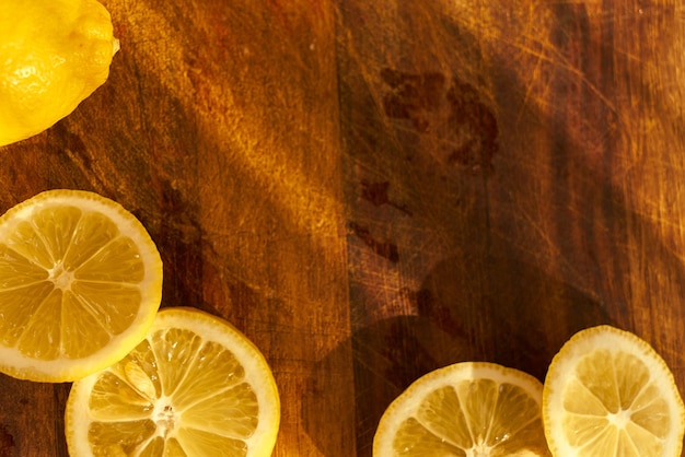 Fette di limone fresche su una superficie di legno in una cucina accogliente