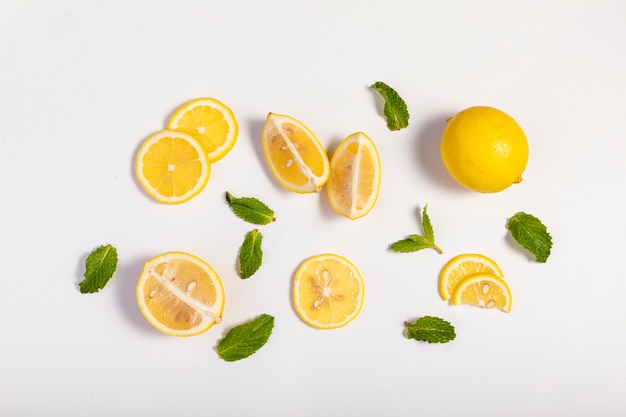 Fette di limone fresco con foglie verdi