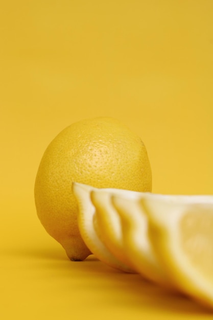 fette di limone su sfondo giallo
