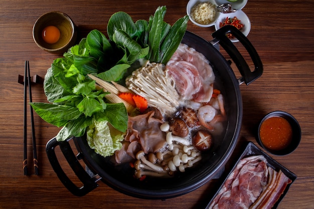 Fette di maiale Verdure e uova per Sukiyaki