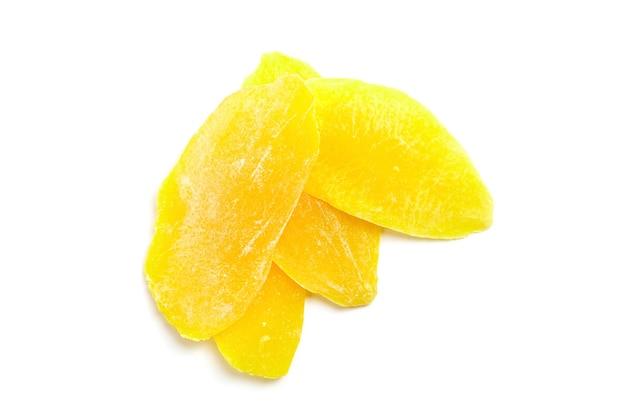 Fette di mango essiccate isolate su sfondo bianco Primo piano di trucioli di mango candito Mango disidratato