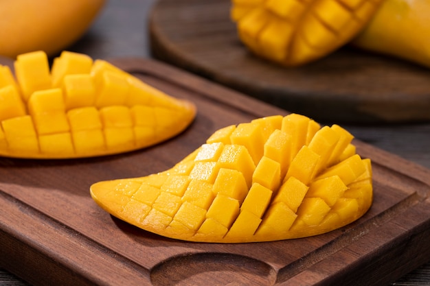 Fette di mango fresco del primo piano