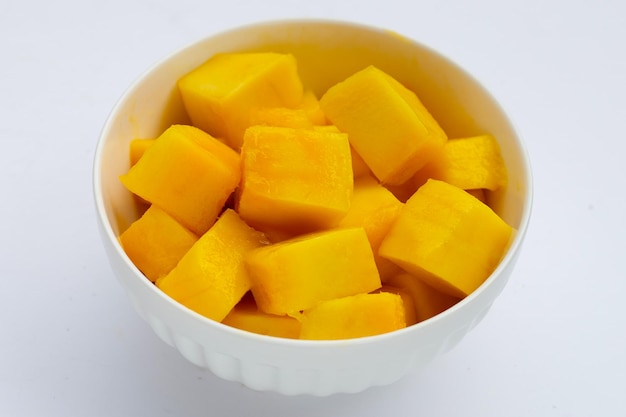 Fette di mango giallo su sfondo bianco