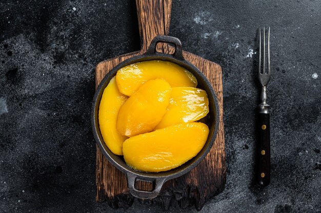 Fette di mango in scatola nella ciotola