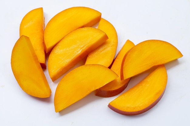 Fette di mango su sfondo bianco