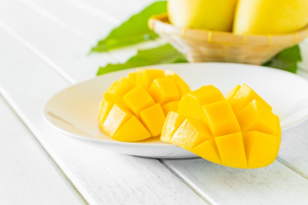 Fette di mango su un piatto bianco