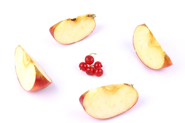 Fette di mela e bacche rosse isolate su sfondo bianco Closeup di frutti dolci e bacche Concetto di cibo sano