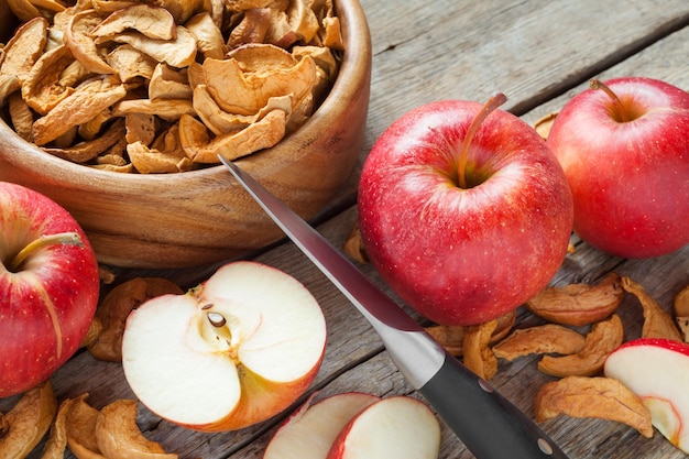 Fette di mela secca e frutta fresca di mela sul tavolo della cucina