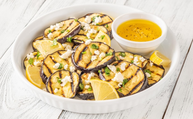 Fette di melanzane grigliate con vinaigrette all'aglio e feta