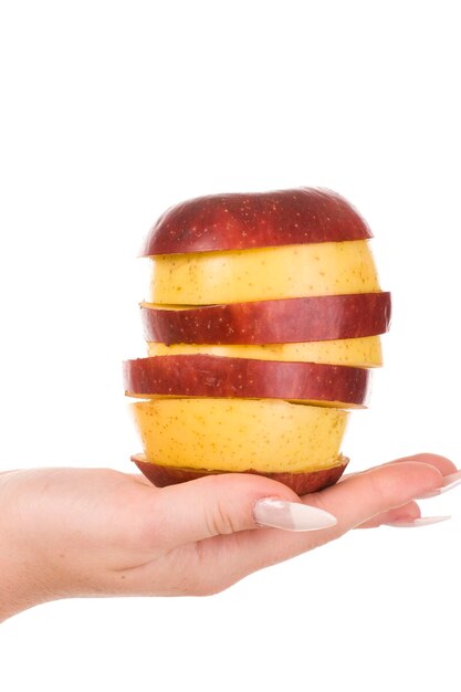 Fette di mele costruite come sendvich sulla mano femminile