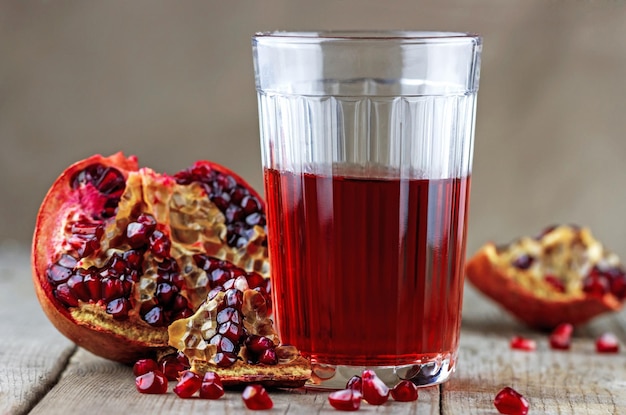 Fette di melograno e un bicchiere di succo sul tavolo