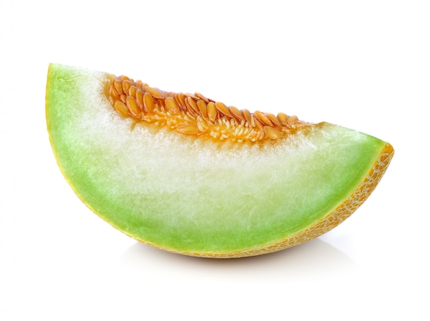 Fette di melone cantalupo su sfondo bianco.