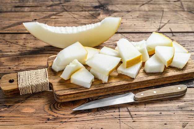 Fette di melone giallo sul tagliere