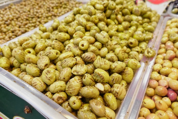 Fette di olive verdi in una ciotola