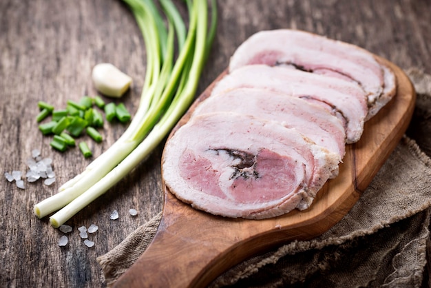 Fette di pancetta con cipolla verde e aglio