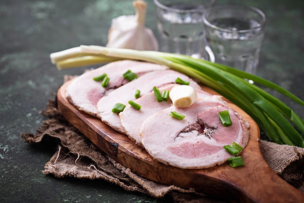 Fette di pancetta con cipolla verde e aglio