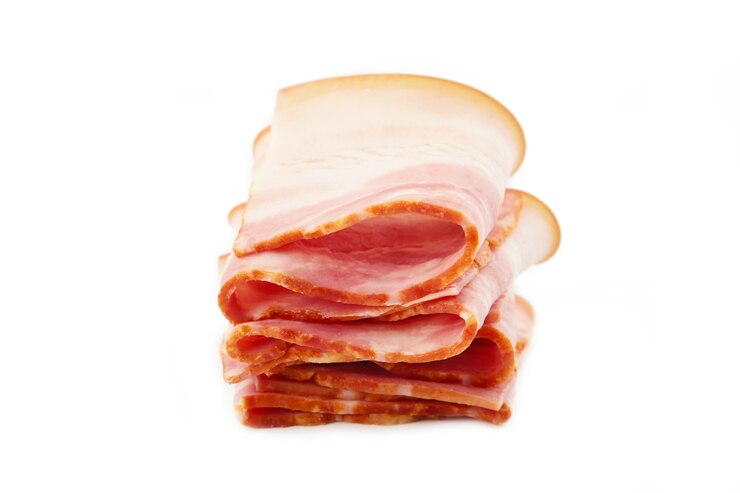 Fette di pancetta isolati su sfondo bianco