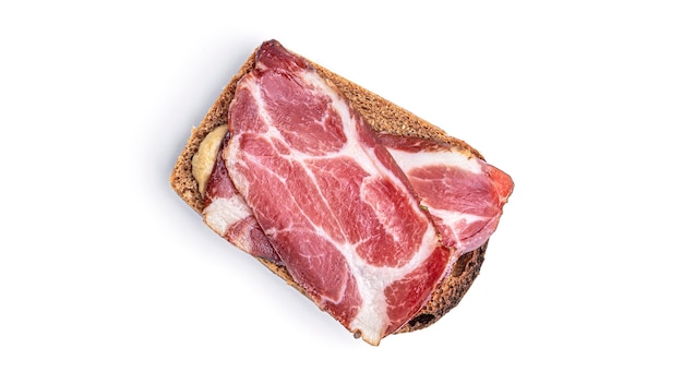 Fette di pancetta su bianco