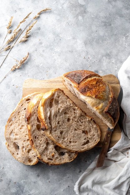 Fette di pane a lievitazione naturale, pane sano fatto in casa, vista dall'alto.