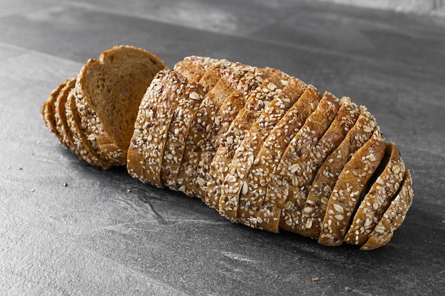 Fette di pane a pasta acida fatta in casa appena sfornato