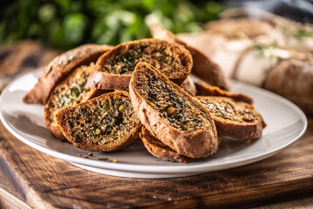 Fette di pane all'aglio al forno poste su un piatto bianco