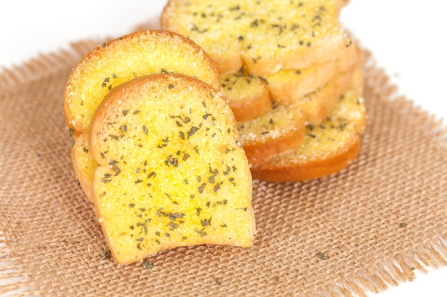 Fette di pane all&#39;aglio su sfondo bianco.