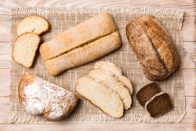 Fette di pane appena sfornate sul tovagliolo su sfondo naturale vista dall'alto Pane affettato