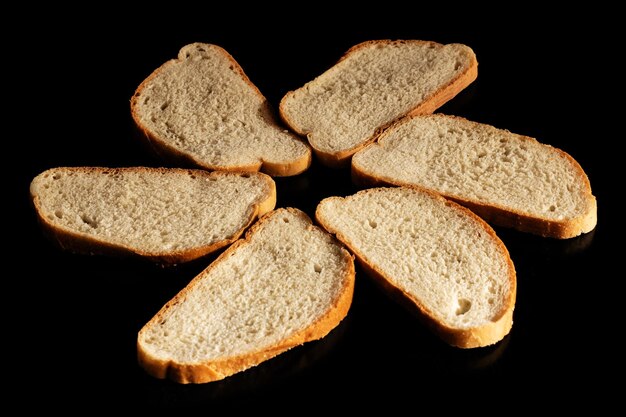 Fette di pane bianco su fondo scuro